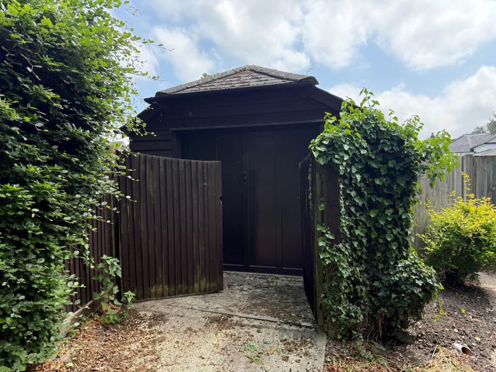 Lot: 164 - MID-TERRACE HOUSE FOR REPAIR - Garage